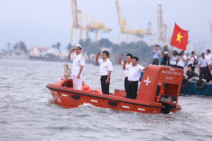 Mẹ già rơi nước mắt trong lễ tưởng niệm liệt sĩ Gạc Ma - 12