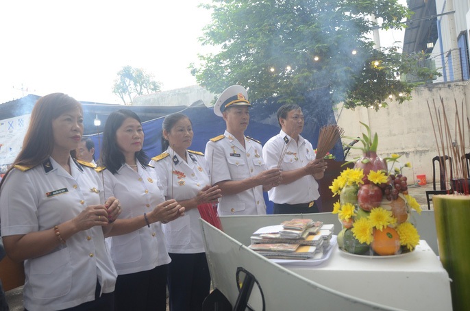 Mẹ già rơi nước mắt trong lễ tưởng niệm liệt sĩ Gạc Ma - 3
