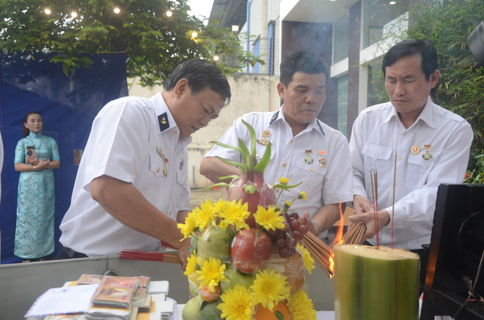 Mẹ già rơi nước mắt trong lễ tưởng niệm liệt sĩ Gạc Ma - 4