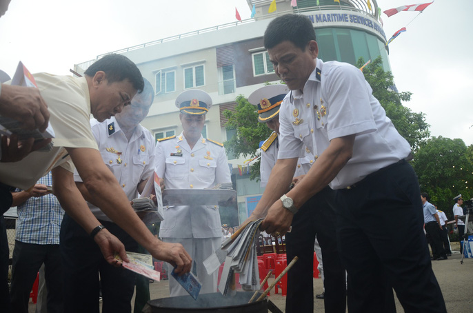 Mẹ già rơi nước mắt trong lễ tưởng niệm liệt sĩ Gạc Ma - 5