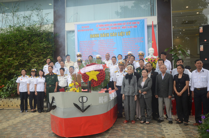 Mẹ già rơi nước mắt trong lễ tưởng niệm liệt sĩ Gạc Ma - 7