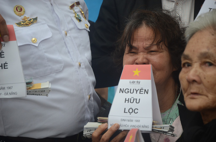 Mẹ già rơi nước mắt trong lễ tưởng niệm liệt sĩ Gạc Ma - 9