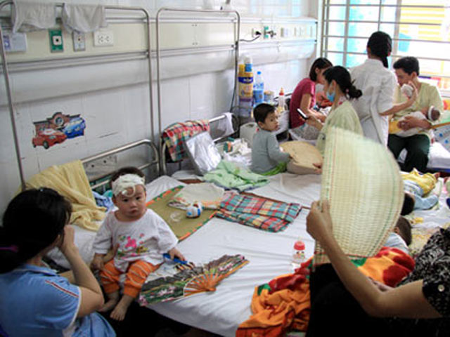 Sức khỏe đời sống - Phụ huynh tẩy chay vắc-xin hãy nhớ đến dịch sởi năm 2014 khiến hơn 100 trẻ tử vong