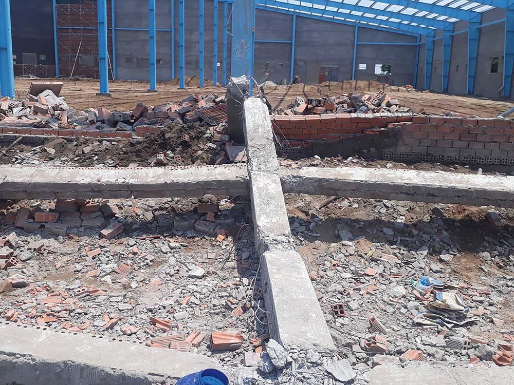 Sập bức tường “khủng” ở Vĩnh Long, 5 người tử vong - 1