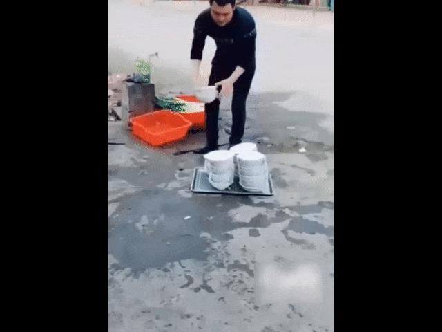 Tranh vui - Xung quanh ta luôn có những con người "ăn hại" như thế này