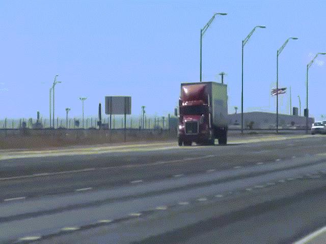 Container đang phi trên đường cao tốc, đột nhiên bị gió thổi lật