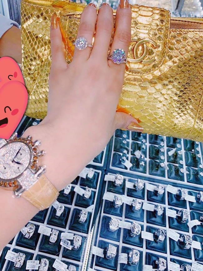 Để dập tan nghi vấn &#34;hot girl ăn chơi nhất Sài Gòn chỉ là hữu danh vô thực&#34;, Julia Hồ còn khéo léo tung giấy đảm bảo làm bằng chứng có chữ ký của bản thân và nhân viên bán hàng.