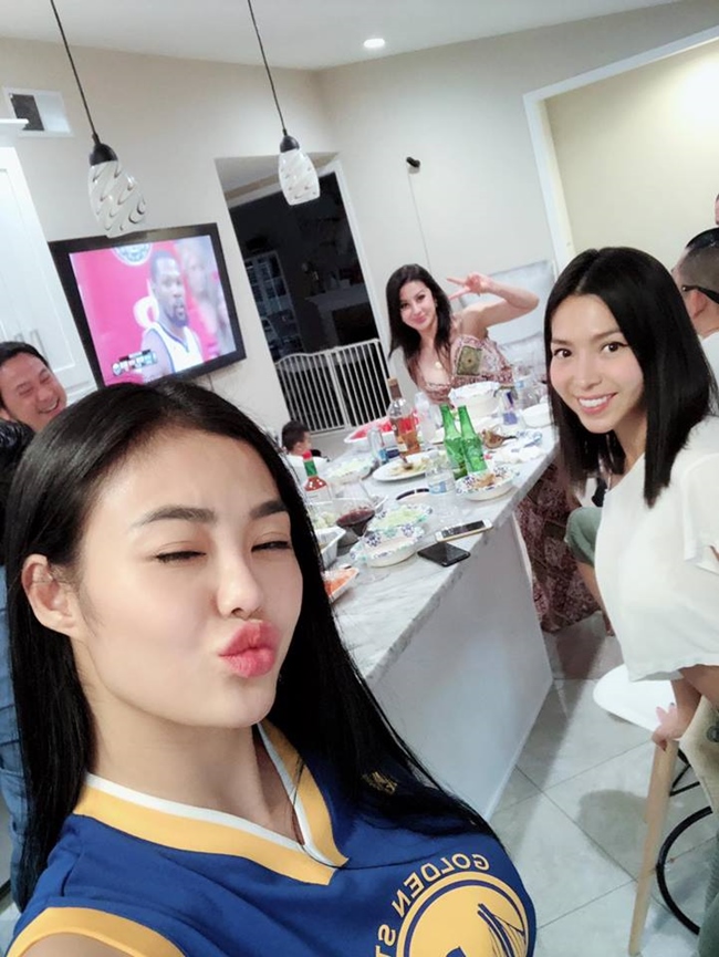 Julia Hồ thỉnh thoảng rủ bạn bè tới nhà tụ tập nấu ăn và chuyện trò.