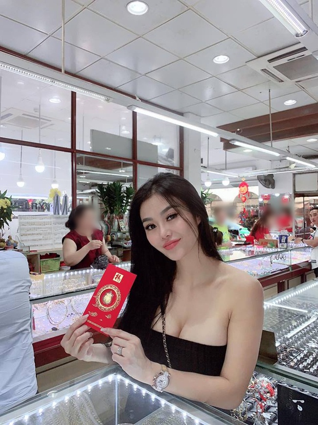 Là mẫu người phụ nữ hiện đại, Julia Hồ luôn biết cách chăm sóc bản thân. Trước đó, cô từng gây chú ý khi đăng tải hình ảnh đi mua vàng ngày Thần tài ở Tp. HCM.