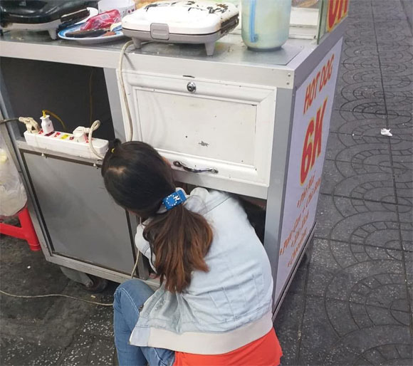 Bé vài tháng tuổi đã nằm dưới tủ xe đẩy bán hàng cùng mẹ mưu sinh - 2