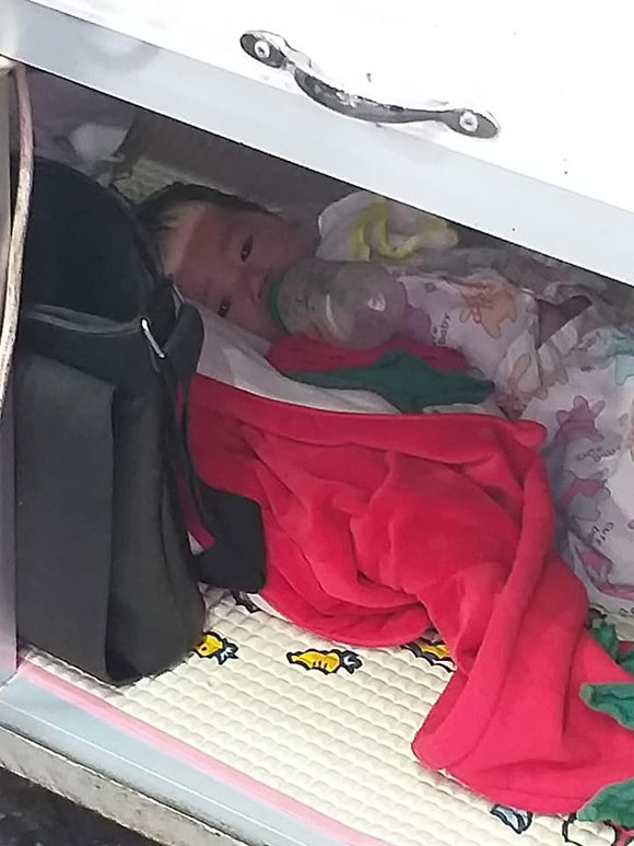 Bé vài tháng tuổi đã nằm dưới tủ xe đẩy bán hàng cùng mẹ mưu sinh - 3