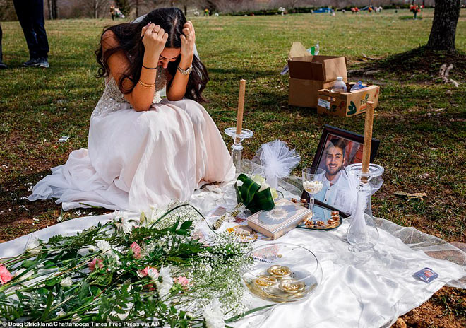 Cô dâu trẻ mặc váy cưới đến thăm hôn thê tại nghĩa trang - 1