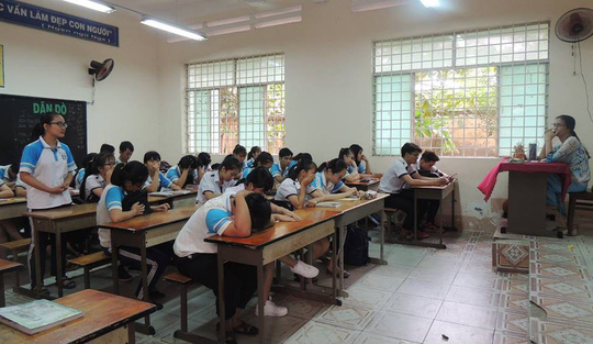 Vừa được dạy trở lại, cô giáo "im lặng 4 tháng" tiếp tục bị đình chỉ - 1