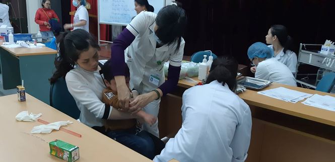 &#39;Ăn thịt bẩn, gà thối&#39;: 400 trẻ mầm non Bắc Ninh về Hà Nội xét nghiệm bệnh - 3