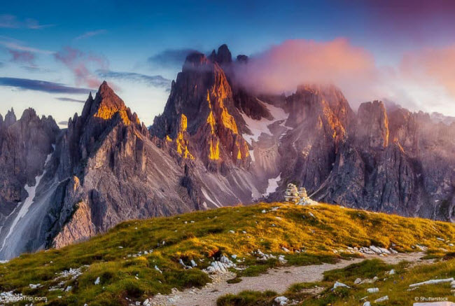 1. Dãy núi Dolomite: Được hình thành từ đá có niên đại cách đây vài trăm triệu năm, dãy núi Dolomite là một di sản thế giới của UNESCO. Khu vực bao gồm vường quốc gia Dolomiti Bellunesi và Dolomiti d’Ampezzo của Italia.
