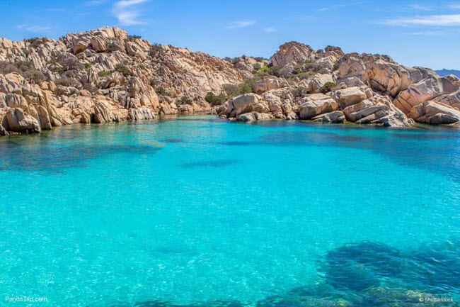 Trên hòn đảo lớn nhất Isola Maddalena, du khách có thể ngắm cảnh dọc tuyến đường dài khoảng 20km chạy quanh bờ biển. Bạn cũng có thể khám phá các vịnh và bãi biển hẻo lánh. Hòn đảo lớn thứ hai, Caprera,  có nhiều bãi biển hoang sơ được bao quanh bởi rừng thông.