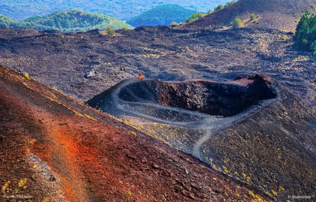 Núi Etna là một trong những ngọn núi lửa đẹp nhất thế giới và cho dù nó đang hoạt động, du khách vẫn có thể di chuyển lên đỉnh bằng cáp treo hay ô tô. Tiếp cận gần núi lửa đang hoạt động là trải nghiệm không bao giờ quên.