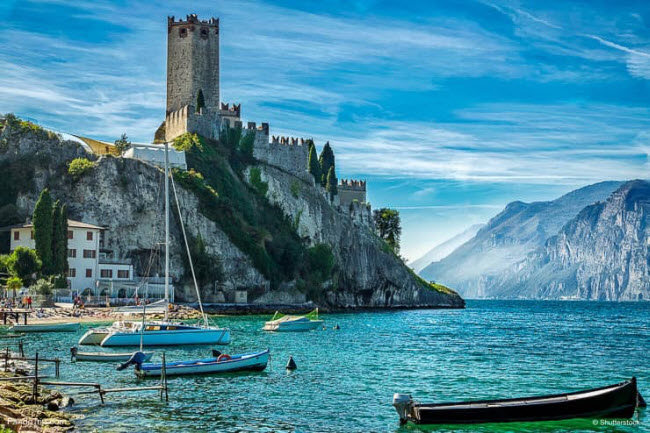 6. Hồ Garda: Đây là hồ nước ngọt lớn nhất ở Italia với diện tích lên tới hàng trăm km2. Hồ có nước rất trong và được bao quanh bởi những ngọn núi cao, các ngôi và thị trấn nhỏ cùng bãi tắm hoang sơ.