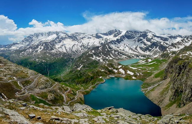 8. Vườn quốc gia Gran Paradiso: Đây là địa điểm lý tưởng để khám phá vẻ đẹp thiên nhiên của Italia. Phong cảnh nơi đây bao gồm các ngọn núi hùng vĩ, hồ và những cánh đồng hoa trải dài bất tận.