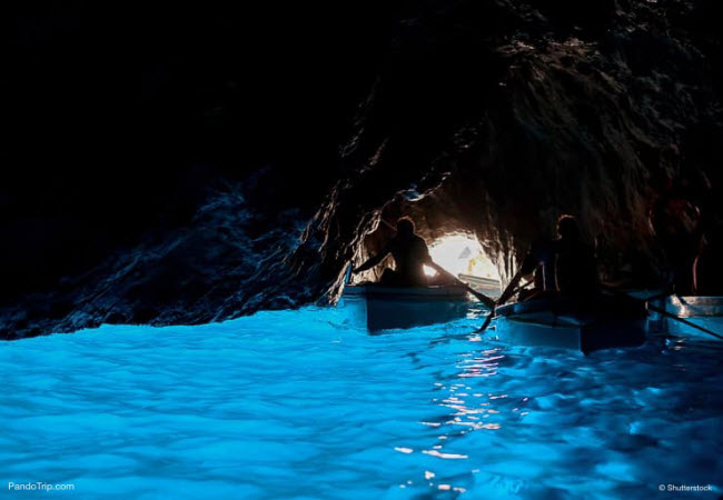 Hang Grotta Azzurra nổi tiếng từ thời La Mã và được sử dụng bởi Hoàng đế Tiberius trong những lần ông nghỉ dưỡng tại Capri. Những bức tượng của hoàng đế La Mã cũng được tìm thấy trong hang. Vào mùa cao điểm du lịch, thuyền chở du khách có thể phải xếp hàng dài để chờ tới lượt vào trong hang.