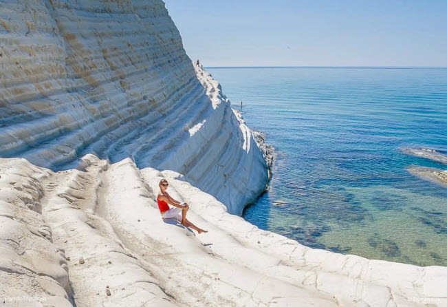 Vách đá trắng Scala dei Turchi bị xói mòn thành dạng bậc thang, cho phép du khách đi bộ xuống bãi biển phía dưới. Những ánh nắng chói chang chiếu xuống vách đá trắng, sáng rực như vì sao của bầu trời biển cả tạo nên một không gian như thiên đường.