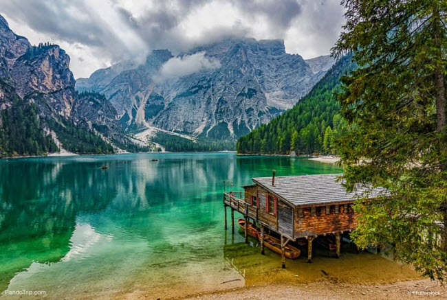 Nước dưới hồ Lago di Braies rất trong và giống màu xanh của bầu trời phía trên nó. Du khách có thể đi bộ qua các rừng thông quanh hồ, thư giãn tại các bãi tắm hẻo lánh hay chinh phục thử thách leo núi.
