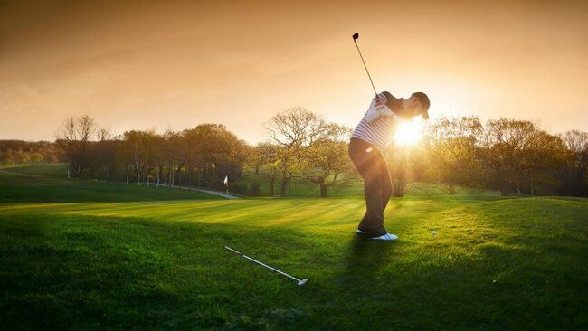 Chơi gôn. Phí gia nhập cho CLB Golf Trump National ở Westchester là 50.000USD &#40;1,1 tỷ VND&#41;. Tham gia Câu lạc bộ Golf Liberty ở New Jersey có giá khoảng 300.000USD &#40;6,9 tỷ VND&#41;.
