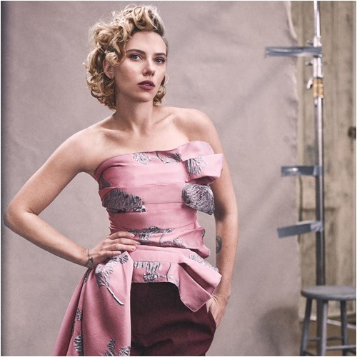 Scarlett Johansson áp đảo Angela Baby trên &#34;kinh thánh thời trang&#34; - 4