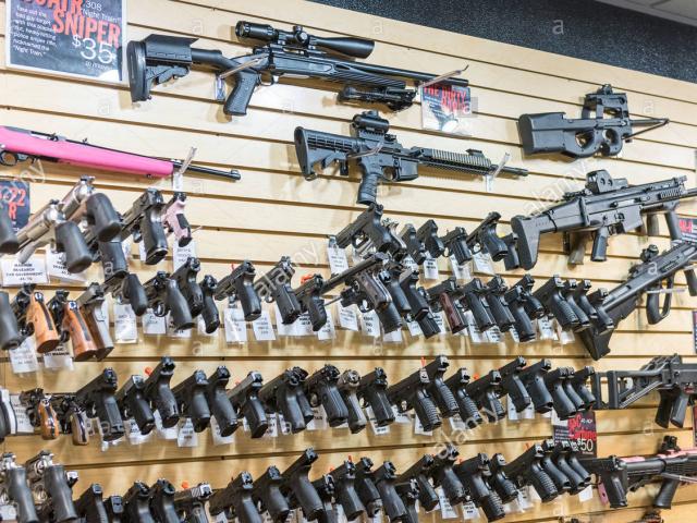 Phi thường - kỳ quặc - 4 thanh niên dại dột vào cửa hàng súng để cướp và cái kết "bách nhục"