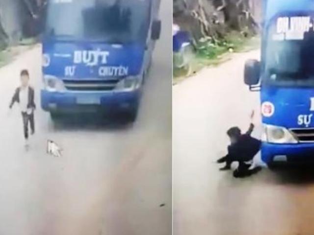 Tin tức trong ngày - Nóng 24h qua: Bé trai thoát chết thần kỳ nhờ cú bẻ lái của tài xế xe buýt