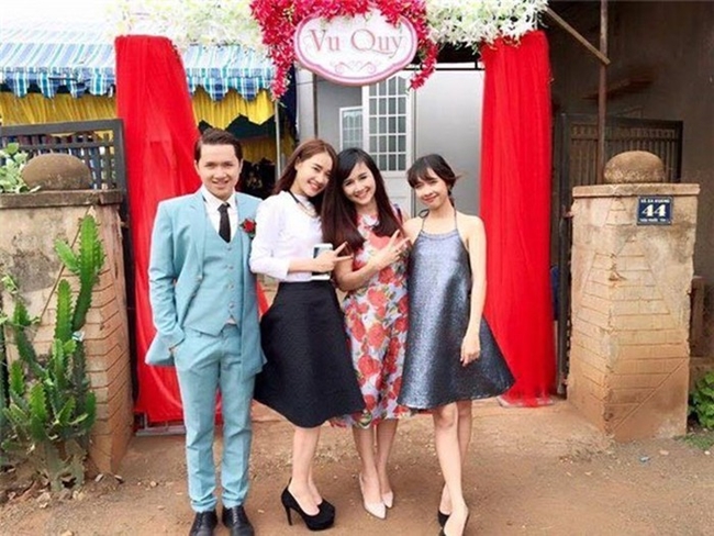 Bên ngoài căn nhà ở Đắk Lắk của gia đình Nhã Phương trong ngày cưới em gái cô. Đắk Lắk là nơi cô lớn lên trước khi lên Sài Gòn lập nghiệp.