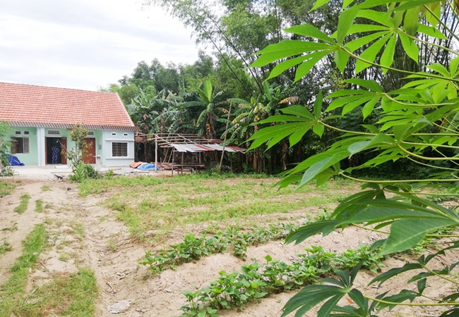 Căn nhà cấp 4 ở huyện Thăng Bình, Quảng Nam - quê gốc của Nhã Phương. Đây là hình ảnh được chụp khi Trường Giang - Nhã Phương cùng về quê nữ diễn viên thắp hương tổ tiên sau khi tổ chức lễ đính hôn vào cuối tháng 8.2018.