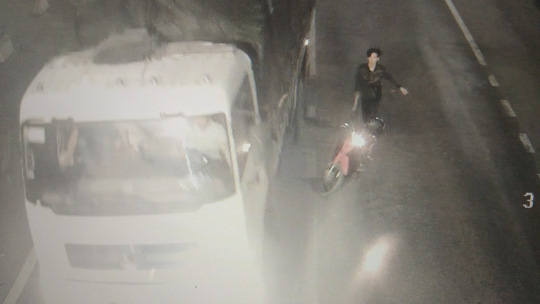 Thu giữ hung khí nhóm thanh niên tấn công xe tải trong hầm đường bộ - 1