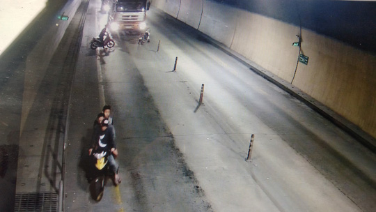 Thu giữ hung khí nhóm thanh niên tấn công xe tải trong hầm đường bộ - 2