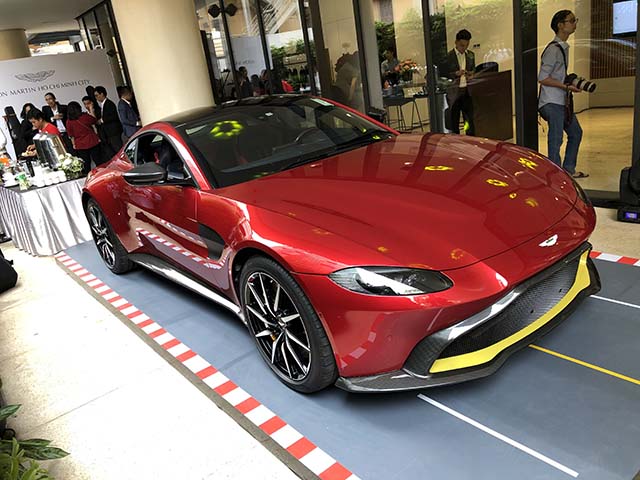 Aston Martin khai trương showroom đầu tiên tại Việt Nam với sự hiện diện của bộ đôi DB11 và New Vantage