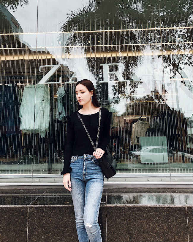 Nếu như chị gái Mai Phương Thúy ăn vận đơn giản, không chạy theo mốt, thì em gái cô lại là người bắt nhịp xu hướng rất nhanh nhạy.