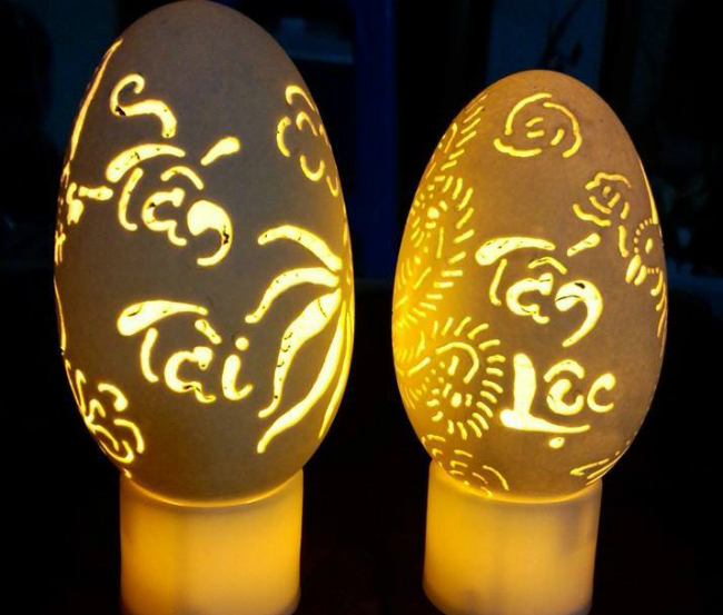 Những họa tiết khắc trên vỏ trứng chủ yếu là hoa lá, trang trí đối xứng, chữ… hoặc có thể khách hàng yêu cầu thì chị Vinh sẽ làm theo.