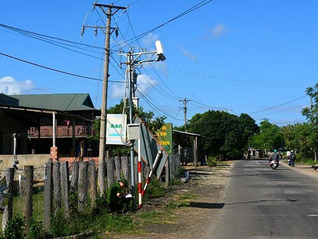 Pháp luật - Say rượu, rủ nhau cầm đá chọi camera của Công an