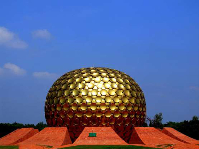 Matrimandir: Được xây dựng hơn 37 năm, Matrimandir rất ấn tượng với quả cầu khổng lồ và được bao phủ bởi các đĩa vàng phản chiếu ánh sáng mặt trời. Khoang bên trong chứa quả cầu thủy tinh hoàn hảo nhất trên thế giới.