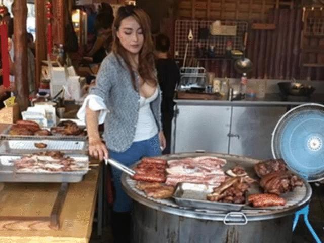Bạn trẻ - Cuộc sống - Cô gái bán thịt nướng nổi khắp thế giới vì vòng một "khủng" HOT nhất tuần