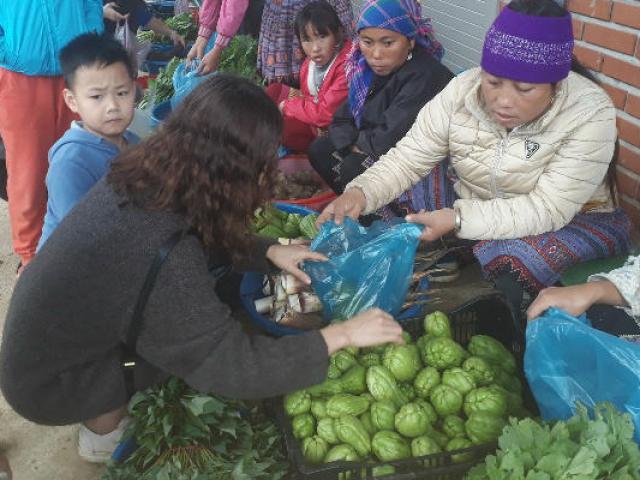 Thị trường - Tiêu dùng - Du khách thích thú mua sản vật núi rừng Sơn La giữa biển mây mù