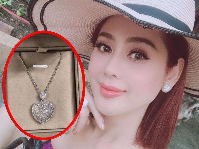 Đời sống Showbiz - Vừa khoe bông tai 21 tỷ, Lâm Khánh Chi đã mất ngủ vì hột xoàn chồng tặng "bốc hơi"