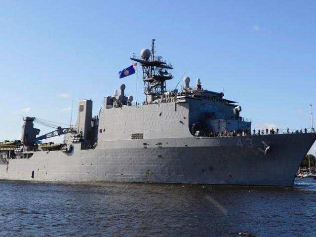 Thế giới - Chiến hạm Mỹ bị buộc ở ngoài khơi suốt 2 tháng không được phép cập bờ