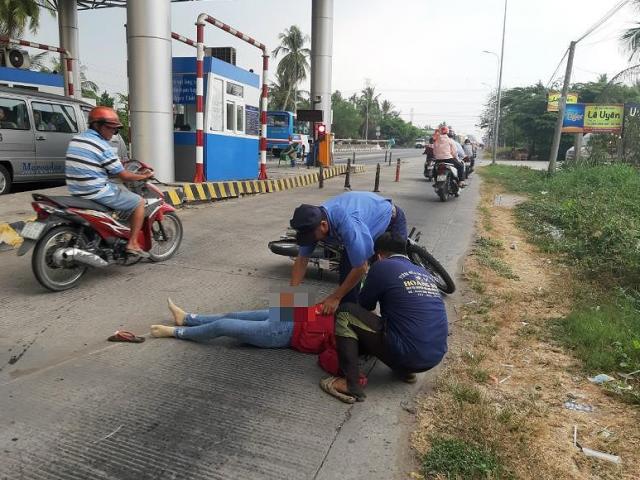 Tin tức trong ngày - Tông thanh chắn trạm thu phí, cô gái bất tỉnh