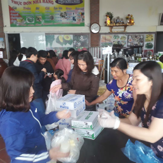 Du khách thích thú mua sản vật núi rừng Sơn La giữa biển mây mù - 4