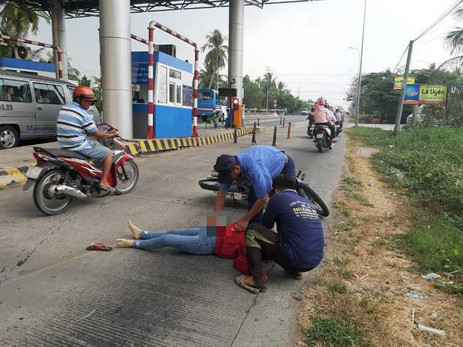 Tông thanh chắn trạm thu phí, cô gái bất tỉnh - 1