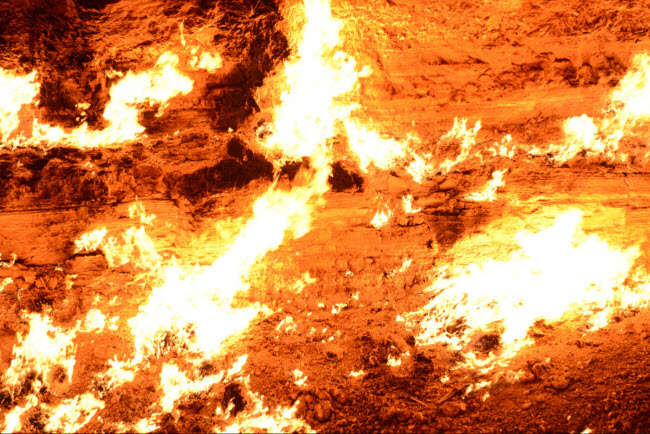 Lửa dưới “Cổng địa ngục” vẫn cháy liên tục suốt hơn 40 năm qua.