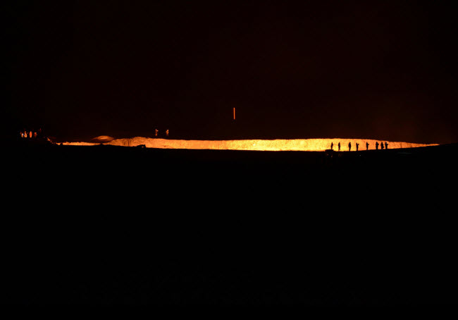 Vào ban đêm, lửa từ hố Darvaza có thể được nhìn thấy từ cách nhiều km.