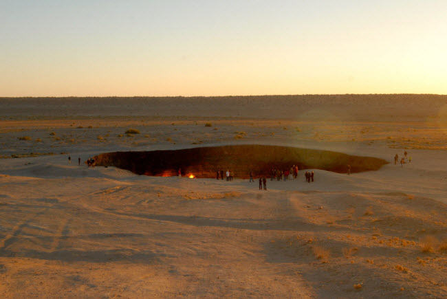 Cùng với lửa, hố Darvaza cũng bốc ra mùi khí lưu huỳnh có thể được ngửi thấy từ xa.