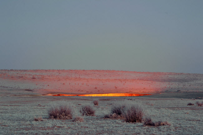 Chính phủ Turkmenistan đã quyết định để lửa trong hố Darvaza cháy cho đến khi nó tắt tự nhiên.